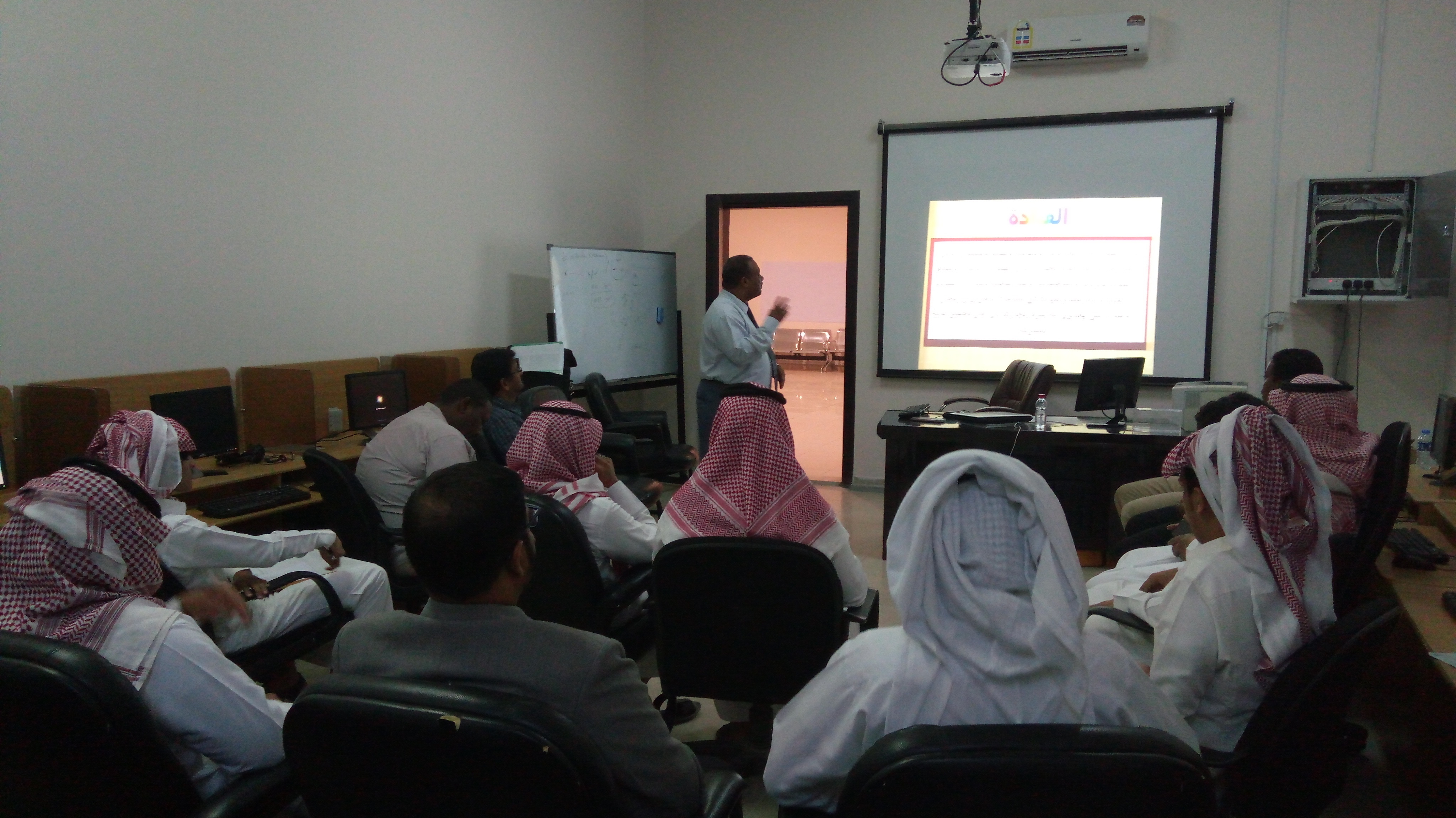 ورشة عمل بعنوان (تشكيل فرق العمل ومتابعتها) بكلية المجتمع بالدوامي